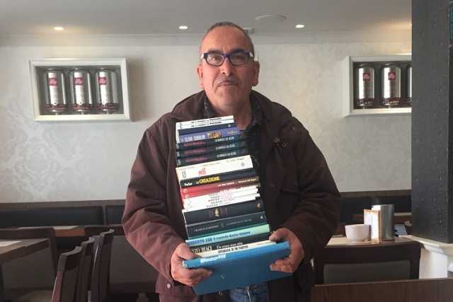 Bari, la storia di Massimo: l'uomo che vende libri usati in bar, ospedali e universit�